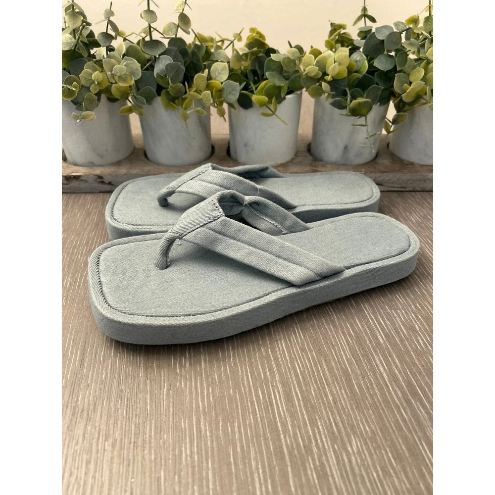 Aerie blue denim flip-flops.  Size‎ 7 NWT